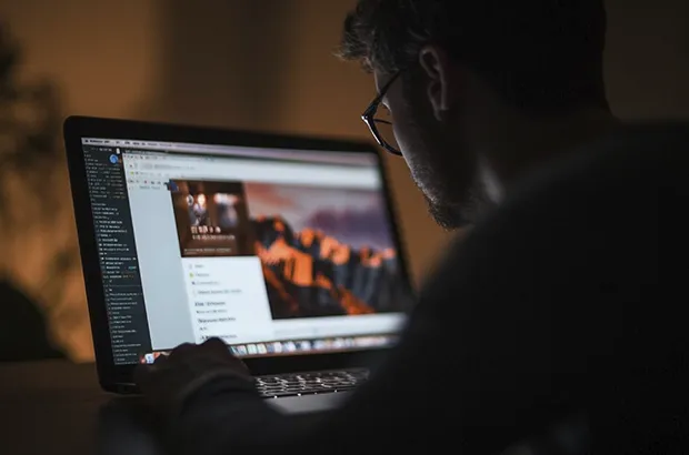 Homem desenvolvendo website otimizado com SEO